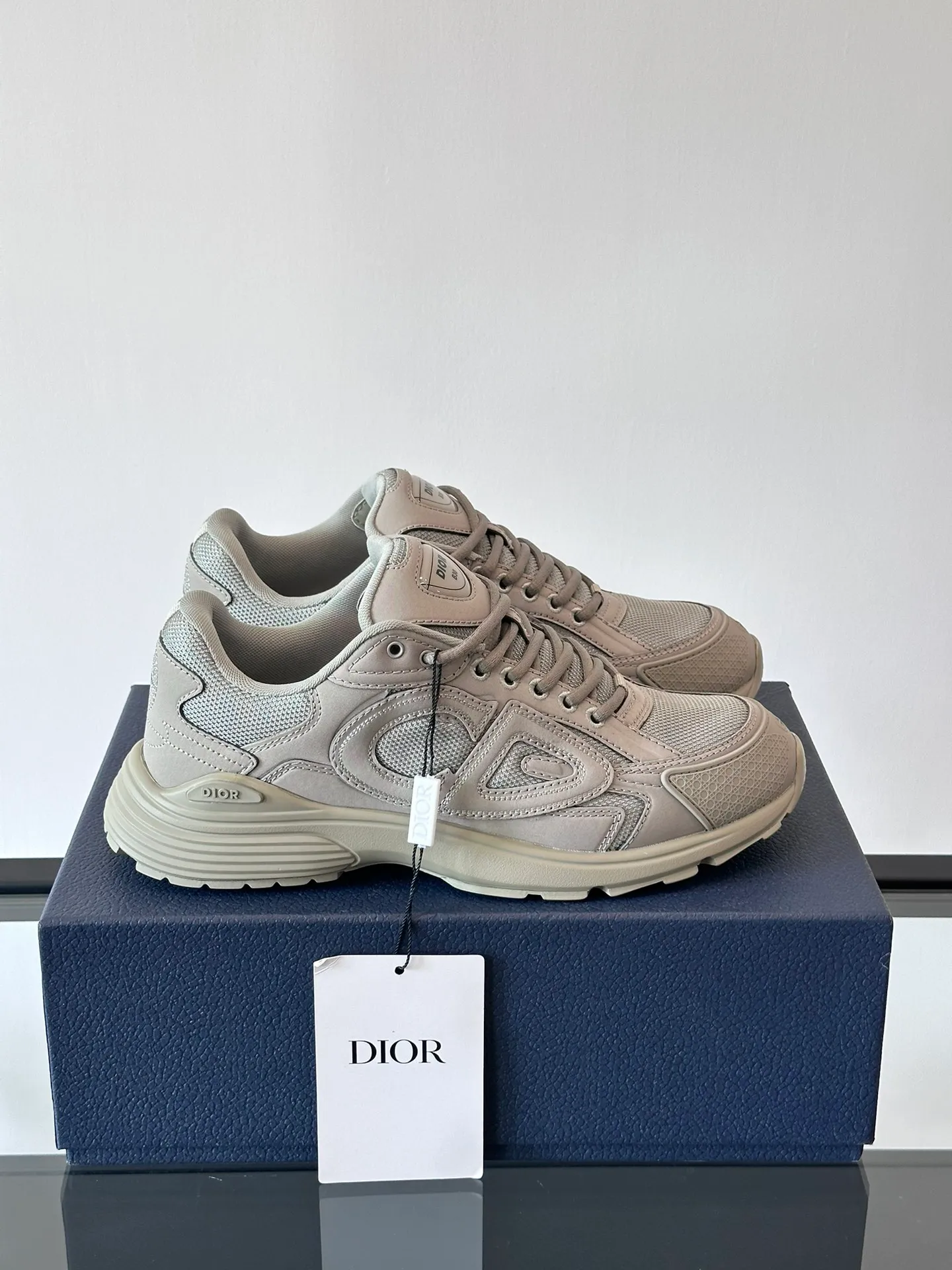 p400《Dio*》Dior B30 series sports shoes, multi-color mesh fabric and multi-color technical fabrics, this season's new B30 low-top sports shoes are one of the flagship styles of the series. Crafted from multicolor mesh and technical fabrics, it's finished with a reflective "CD30" graphic and silver-toned "DIOR B30" and "CD30" logos on the heel and tongue. An extra-light, sculpted rubber sole with signature accents adds style, while internal stretch details create ideal comfort. It can be matched with various casual styles to show a fashionable and modern sports style. Size: 38-44 (45-46 customized)